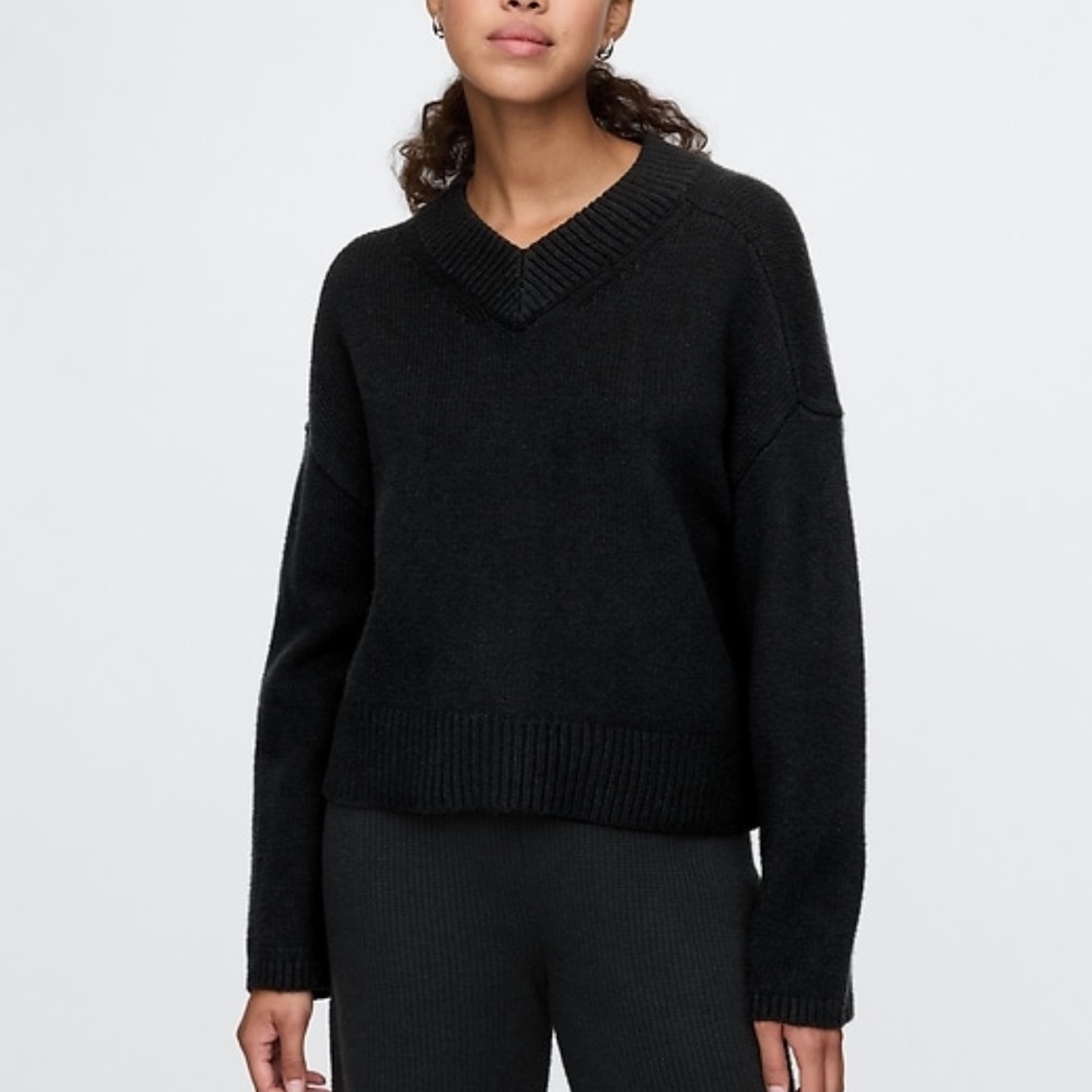Gap CashSoft Cropped High V-Neck Sweater in Black